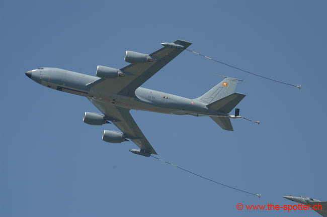 Kc135-refuelling (11)