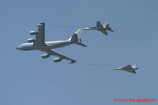 Kc135-refuelling (12)