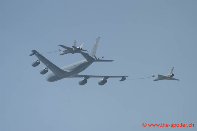 Kc135-refuelling (13)