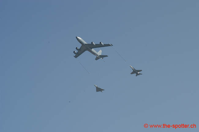 Kc135-refuelling (2)
