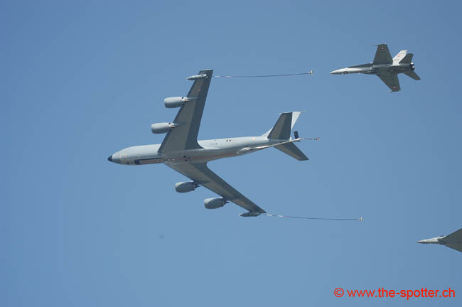 Kc135-refuelling (4)