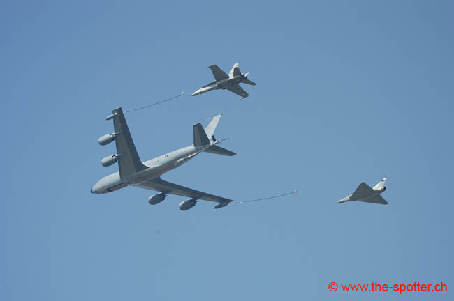 Kc135-refuelling (5)
