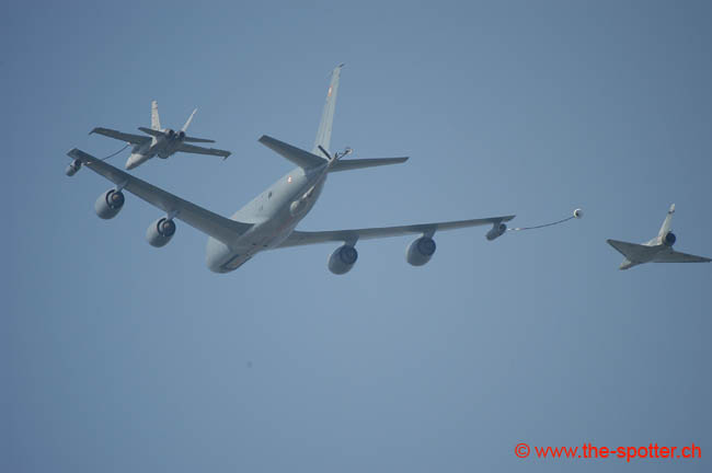 Kc135-refuelling (7)
