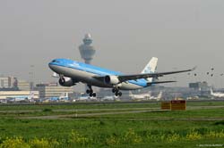 AMS 070425 19-Airbus A-330 PH-AOA KLM