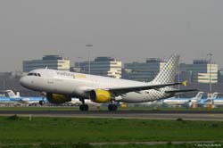 AMS 070425 23-Airbus A-320 EC-KAX Vueling