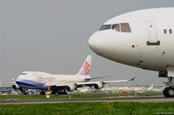 AMS 070425 67-Boeing B-747 B-18202 China Airlines